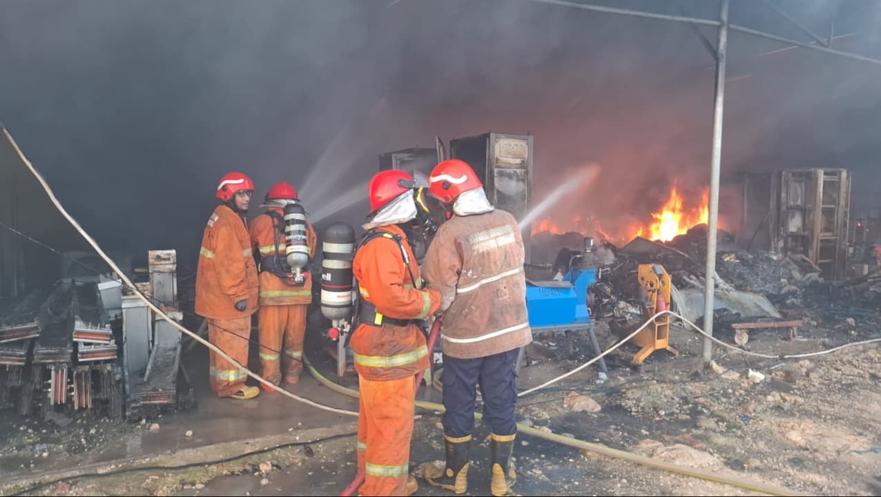 Gudang Material PT Hailiang di Jiipe Gresik Terbakar, Diduga Korsleting Listrik