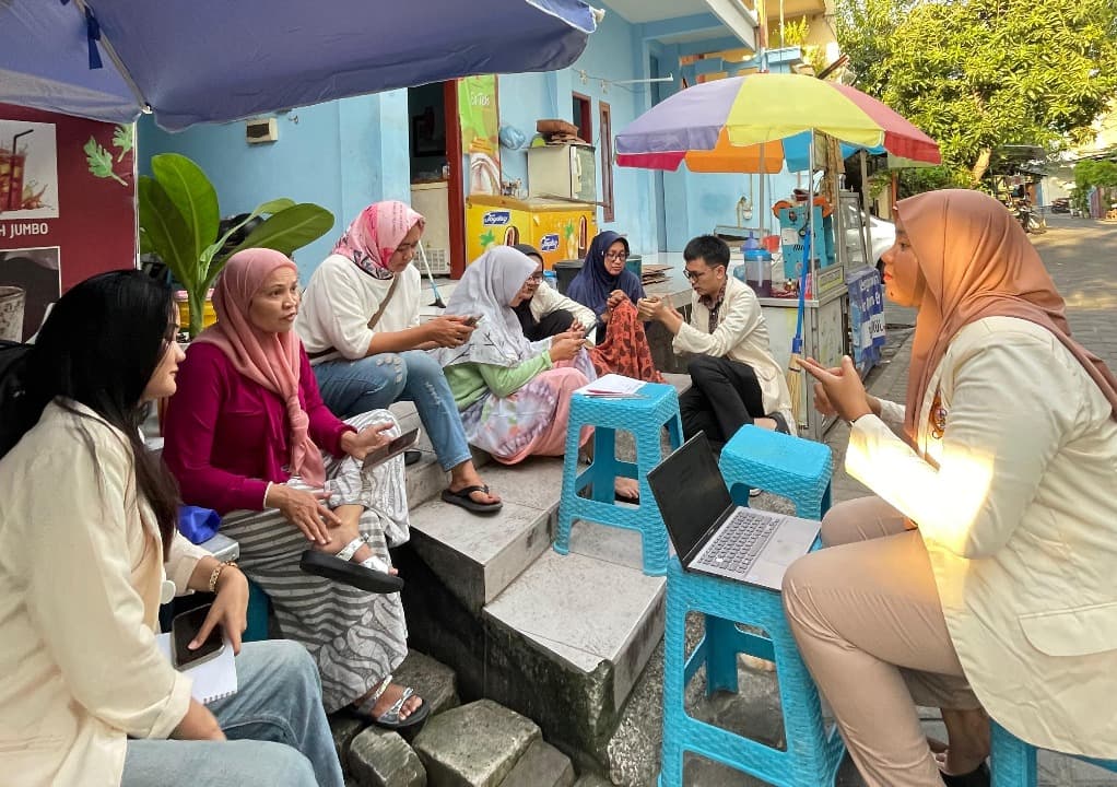 Mahasiswa STIKOSA AWS Latih UMKM Kampung Kue Go Digital
