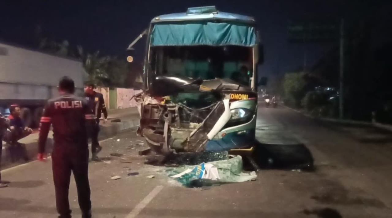 Bus Sugeng Rahayu Tabrak Truk di Jombang, Sopir dan Empat Penumpang Terluka