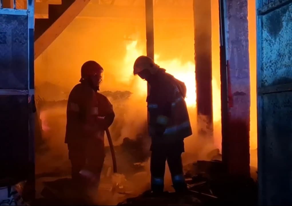 Gudang Kayu di Kota Kediri Terbakar Hebat, Kerugian Capai Ratusan Juta