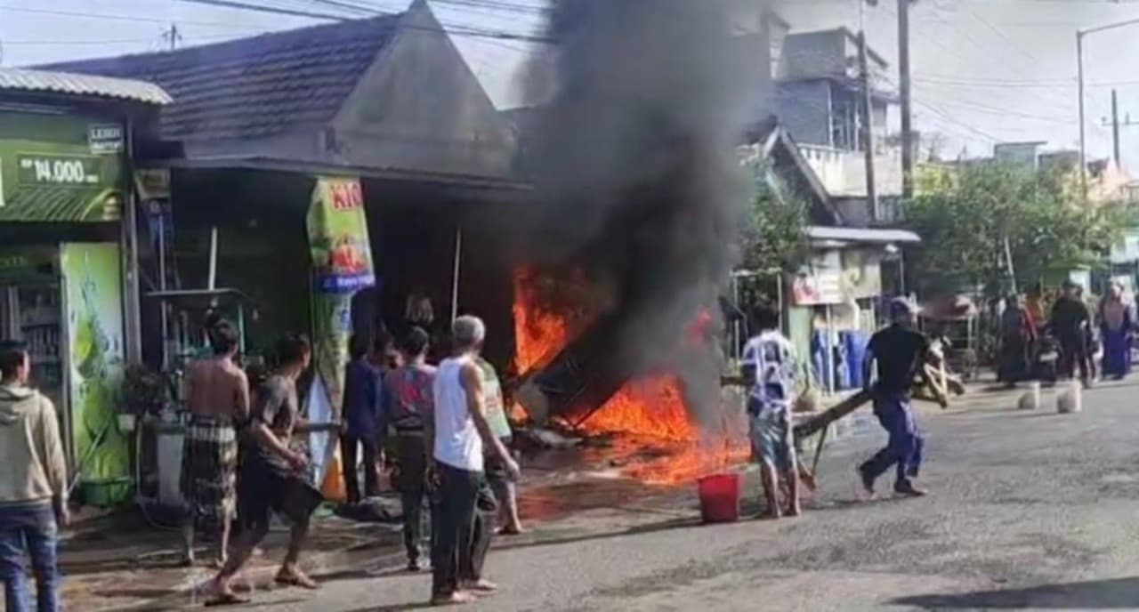 Toko Madura di Jombang Terbakar, Diduga Akibat Rokok Saat Isi Pertalite
