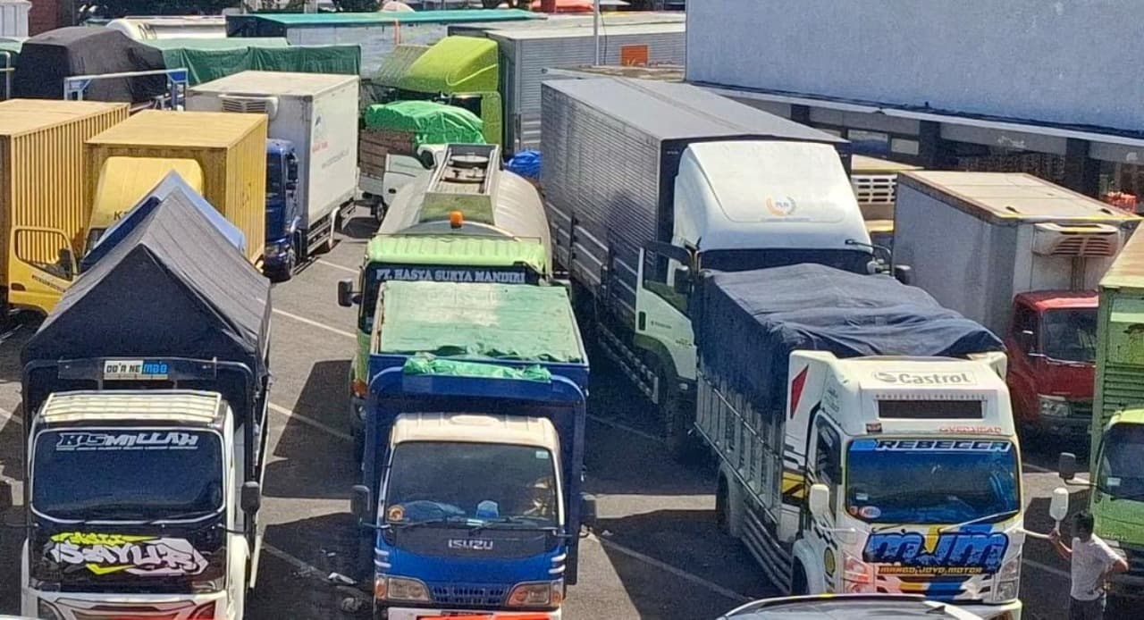 Penonaktifan Sementara 15 Kapal Eks LCT Dikeluhkan Para Sopir Logistik