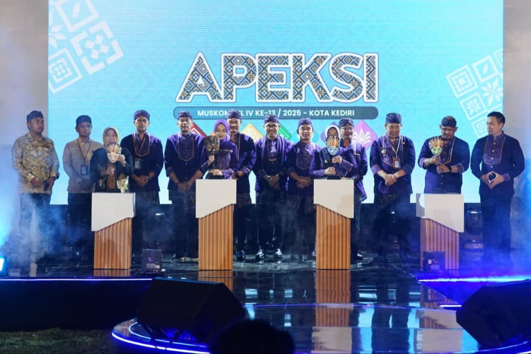 Kepala Daerah dan Ketua TP PKK Komisariat Wilayah IV APEKSI Kenakan Pakaian Khas Kota Kediri