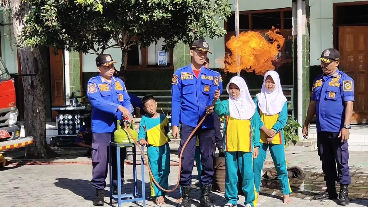 Tanamkan Wawasan Sejak Dini, Ratusan Siswa MI di Madiun Ikuti Edukasi Damkar