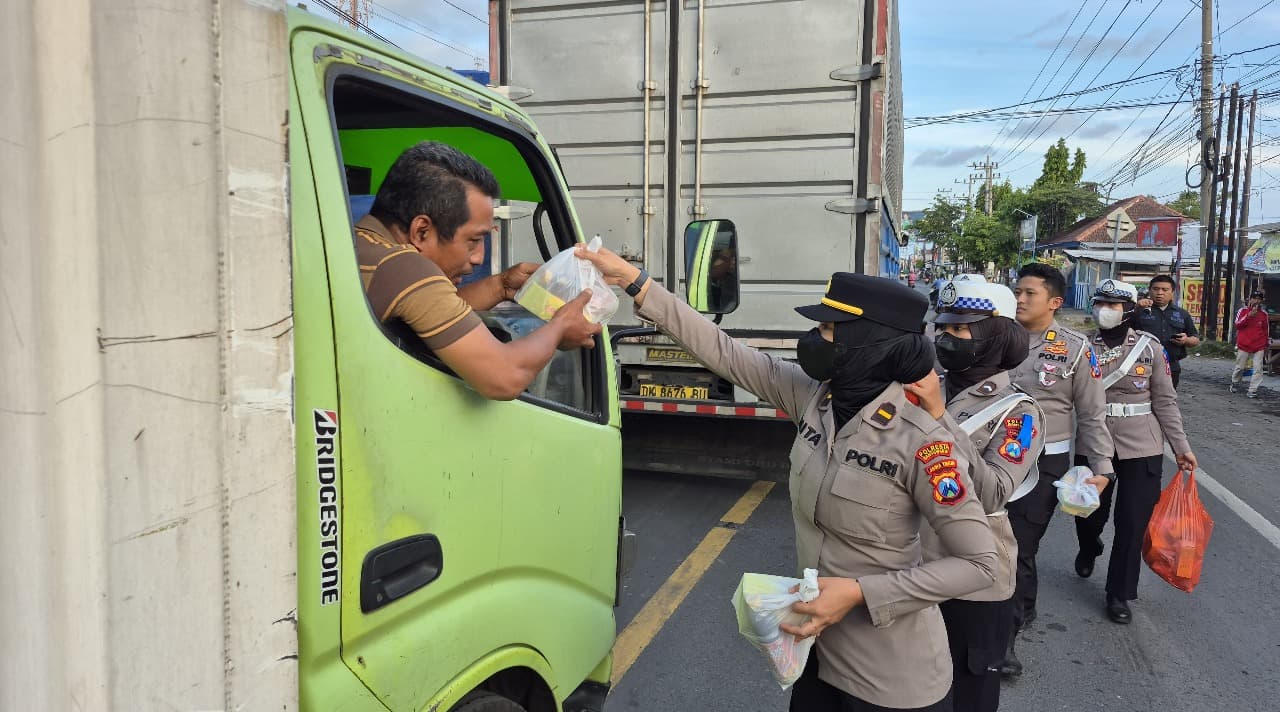 Polresta Banyuwangi Bagi-bagi Makanan dan Minuman untuk Pengendara yang Terjebak Macet