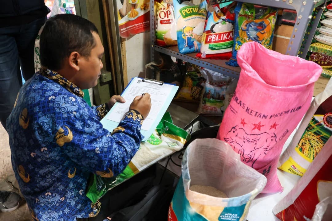 Cegah Beras Oplosan, Satgas Pangan Surabaya Sidak Pasar dan Distributor