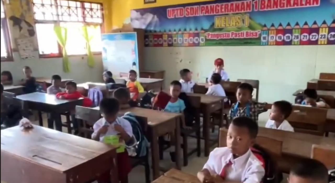 Inspiratif! Guru di Bangkalan Gunakan Uang Sertifikasi untuk Bantu Seragam Siswa Baru