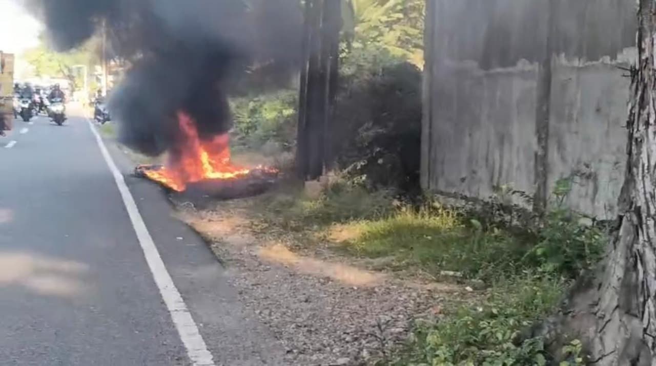 Suzuki Thunder ludes terbakar di Pinggir Jalan Raya Banyuwangi