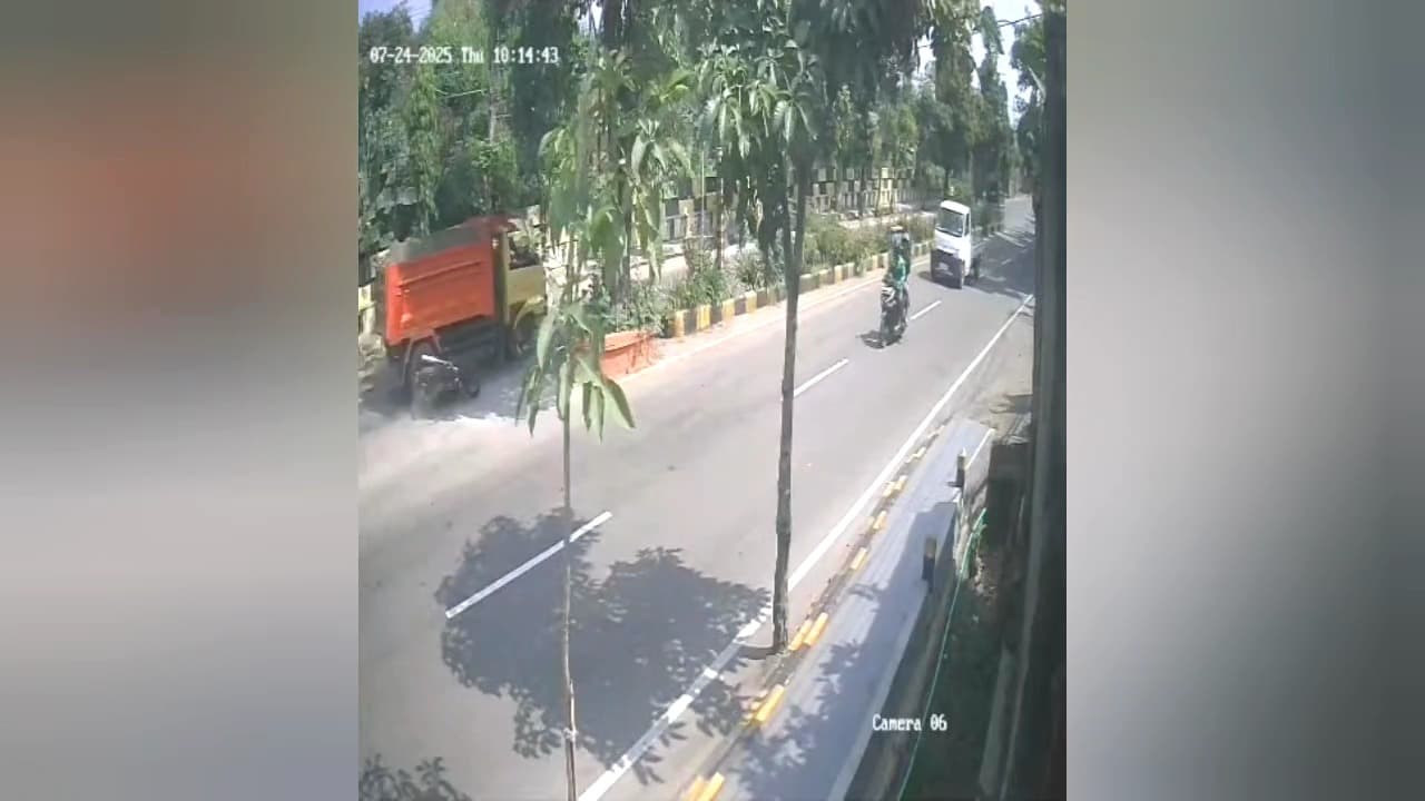 Terekam CCTV, Pemotor Tewas Terlindas Dump Truk di Jalan Raya Madiun–Ponorogo