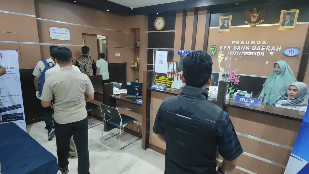Polisi Geledah Kantor BPR Bank Daerah Kota Madiun, Usut Dugaan Korupsi Rp8,7 Miliar
