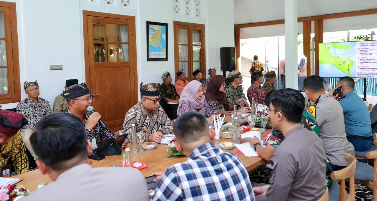 Urai Kemacetan Jalur Situbondo-Banyuwangi, Bupati Ipuk Ajukan Bantuan Penambahan Kapal di Pelabuhan Ketapang