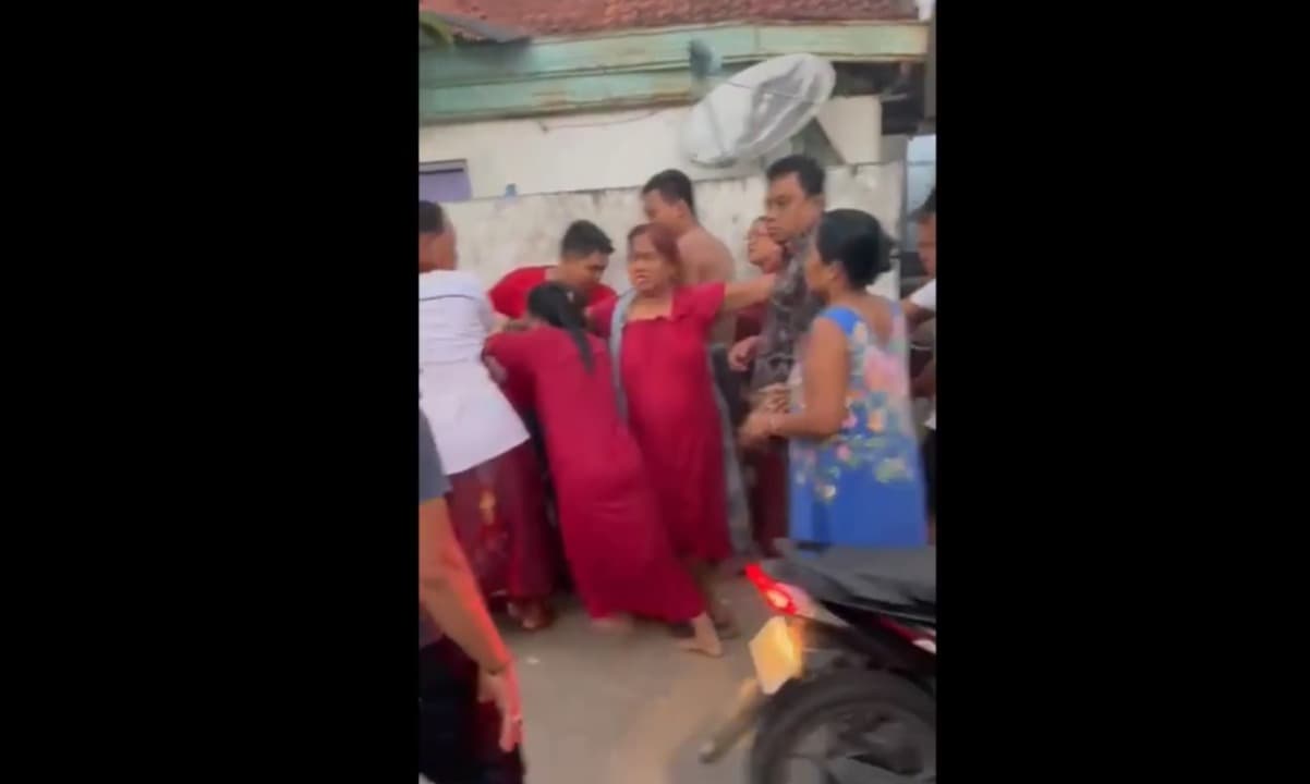 Viral! Emak-emak di Pancar Burneh Cegah Warga Hakimi Pencuri HP