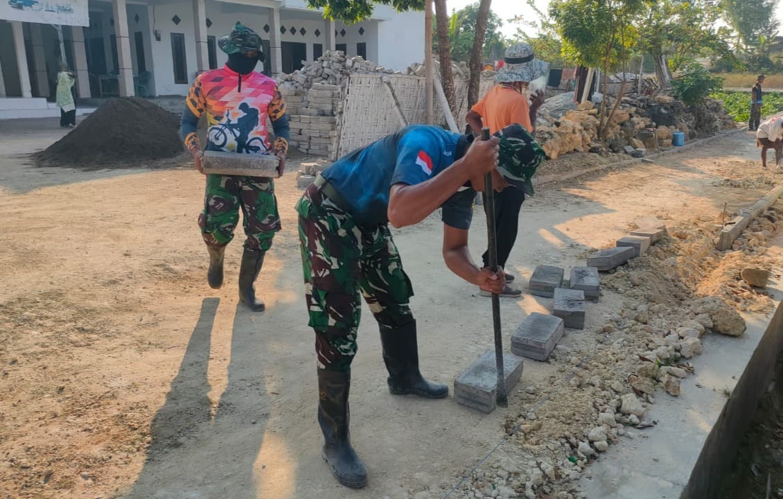 Bersama Warga, TNI Bangun Jalan Paving di Desa Kramat Pamekasan
