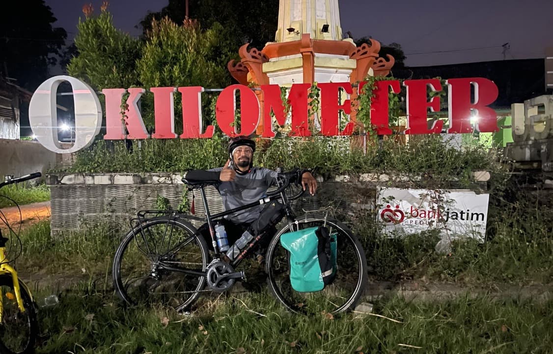 Pemuda Singapura Gowes ke Bawean Demi Mencari Akar Keluarga
