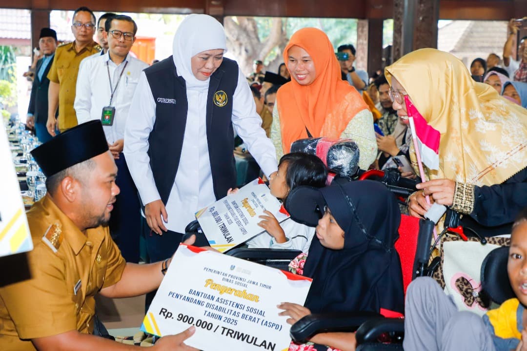 Salurkan Bansos Rp5,8 Miliar di Gresik, Gubernur Khofifah: Bansos Jangan untuk Judol!