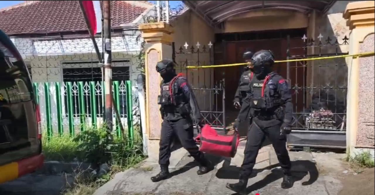 Tukang Bangunan Temukan Granat Saat Renovasi Rumah MBG di Kota Malang