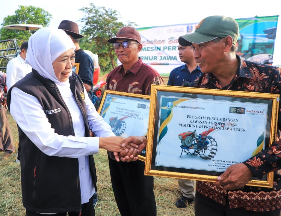 Dorong Produksi Hasil Pertanian, Gubernur Khofifah Serahkan Bantuan Alsintan ke Gapoktan Jember