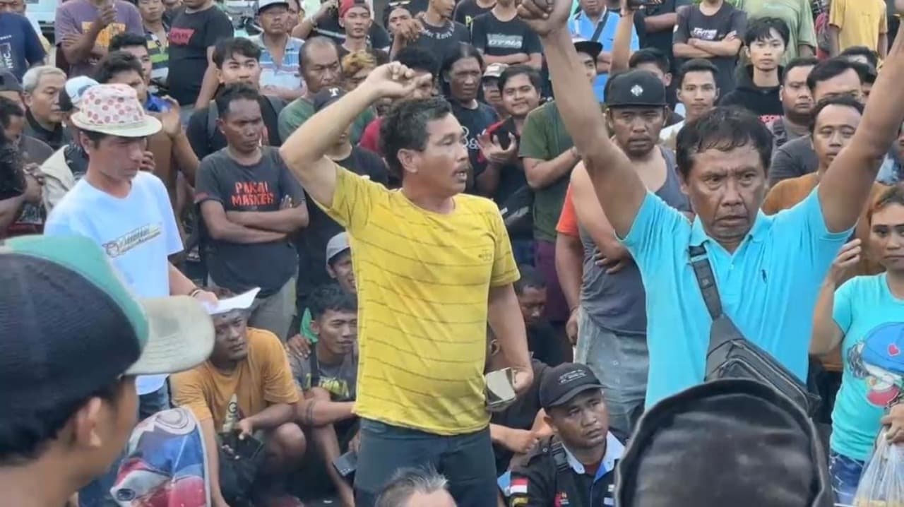 Sopir Tronton Demo Blokade Akses Masuk Pelabuhan