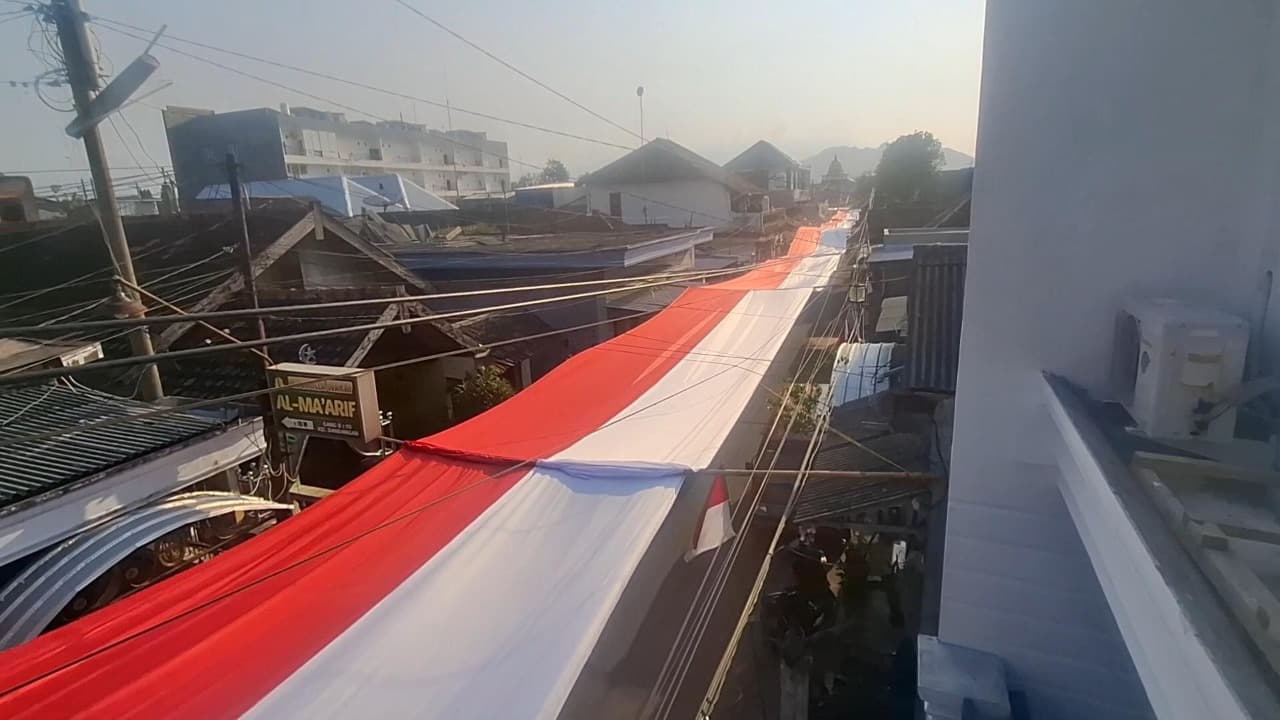 Sambut HUT RI ke-80, Bendera Merah Putih Sepanjang 480 Meter Membentang di Kediri