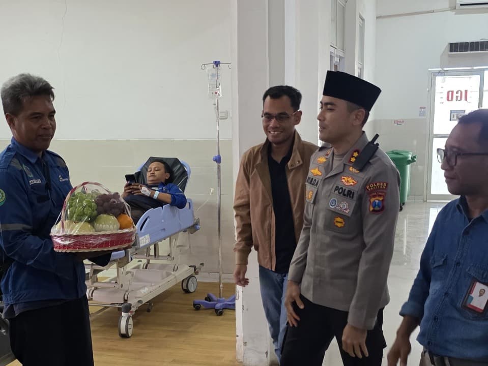 PLN NP UP dan Kapolres Pacitan Jenguk Korban Kecelakaan Bus Rekanan PLTU Sudimoro