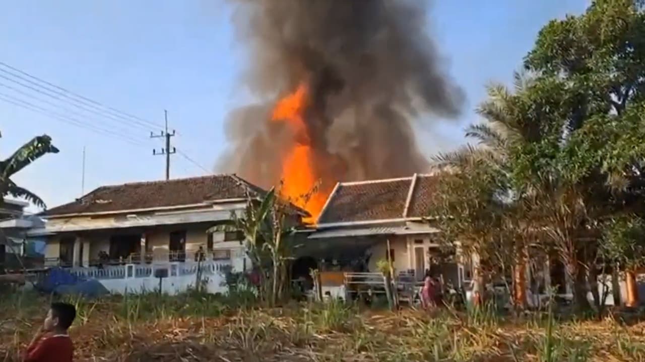 Gudang Mebel di Pasuruan Ludes Terbakar, Kerugian Capai Rp 300 Juta