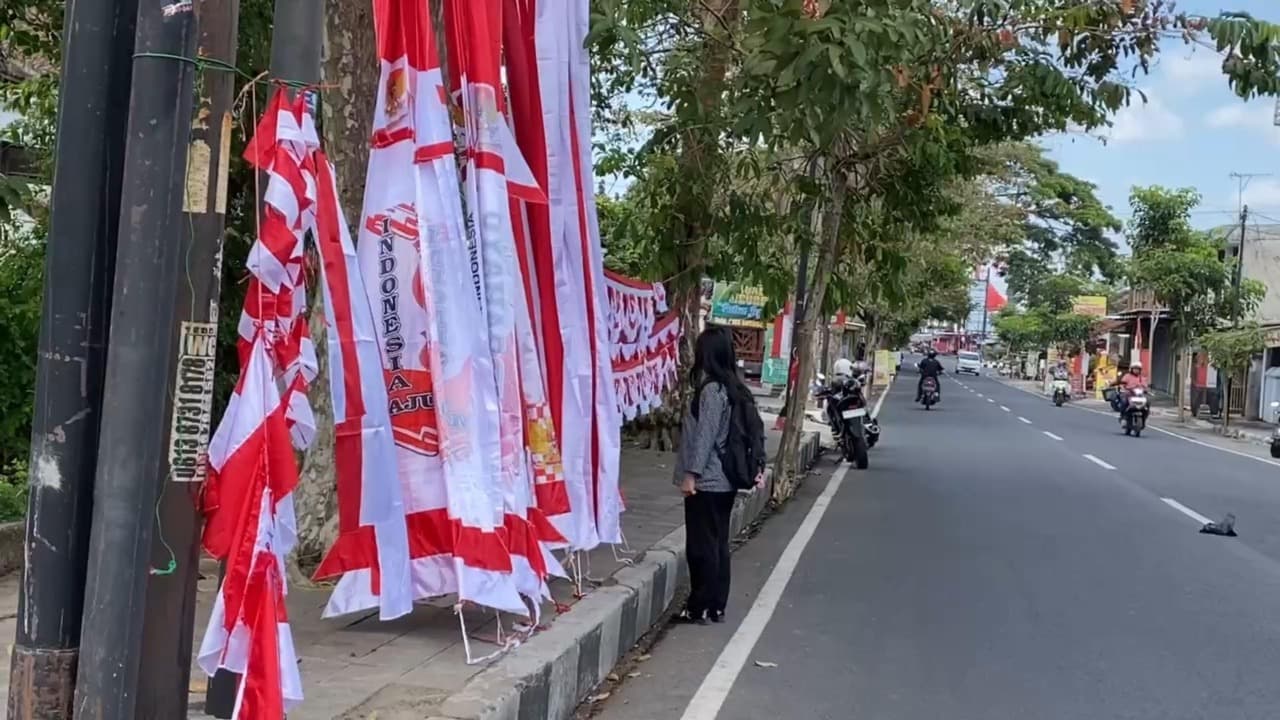 Tren Penjualan Bendera Merah Putih di Kota Blitar Menurun, Masyarakat Justru Cari Bendera One Piece