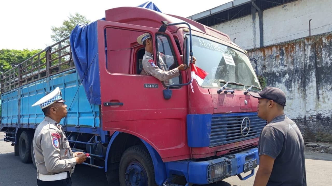 Satlantas Polres Kediri Kota Pasang dan Bagikan Bendera Merah Putih
