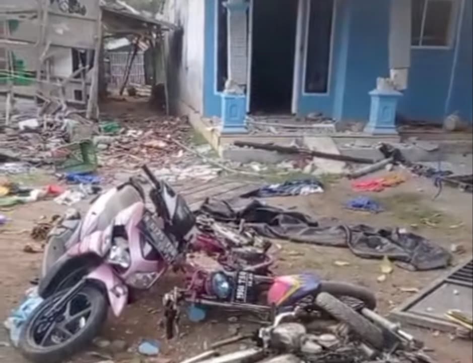 Rumah Pembunuh Siswa SD di Pasuruan Hancur Dirusak Massa