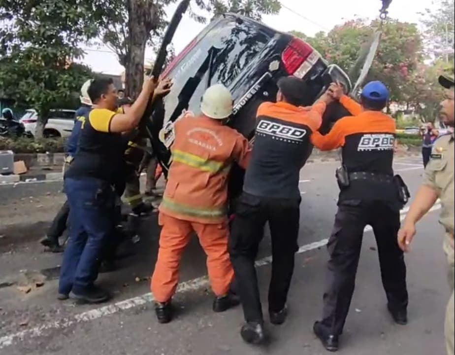 Hendak ke Surabaya, Land Cruiser Dikemudikan Lansia Terguling di Jalan Ahmad Yani