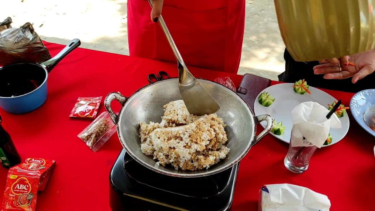 Peringati HUT RI ke-80. Warga Kediri Gelar Lomba Masak Nasi Tiwul dan Merias Wajah