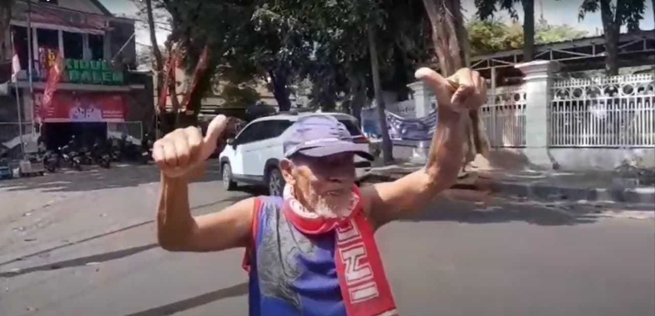 Peringati Ultah Arema, Kakek 77 Tahun Jalan Kaki Mundur ke Stadion Kanjuruhan