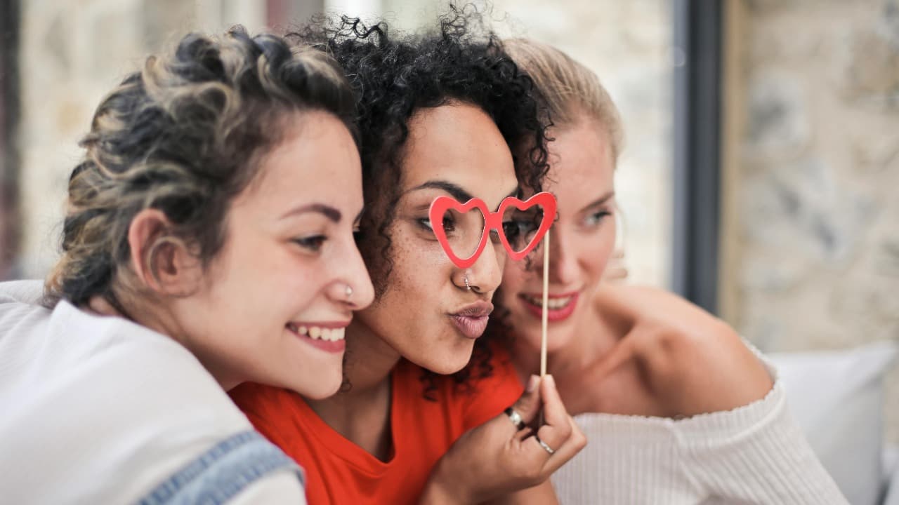 Girls vs Women: Beda Kata, Beda Makna?