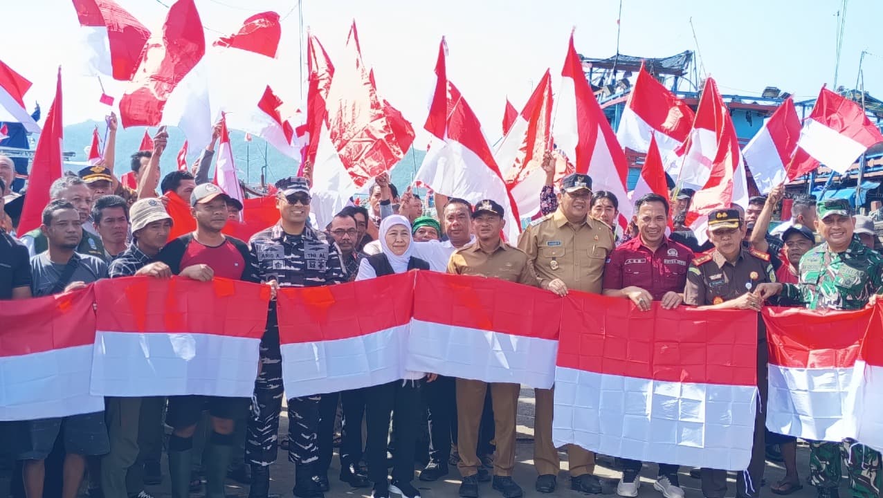 Gubernur Khofifah Serahkan Bantuan Ratusan Juta untuk Nelayan Pacitan