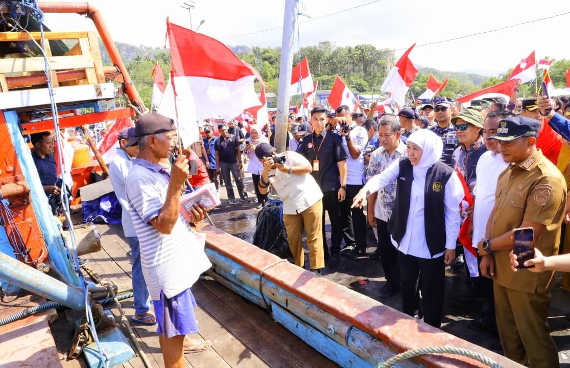 Gubernur Khofifah Serahkan Bantuan Alat Tangkap Ikan dan Modal Bagi Nelayan Pacitan