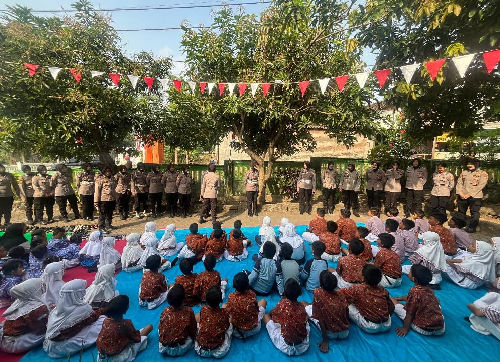 ‎Semarak HUT ke-77, Polwan Polres Pasuruan Sapa Siswa dan Gelar Baksos