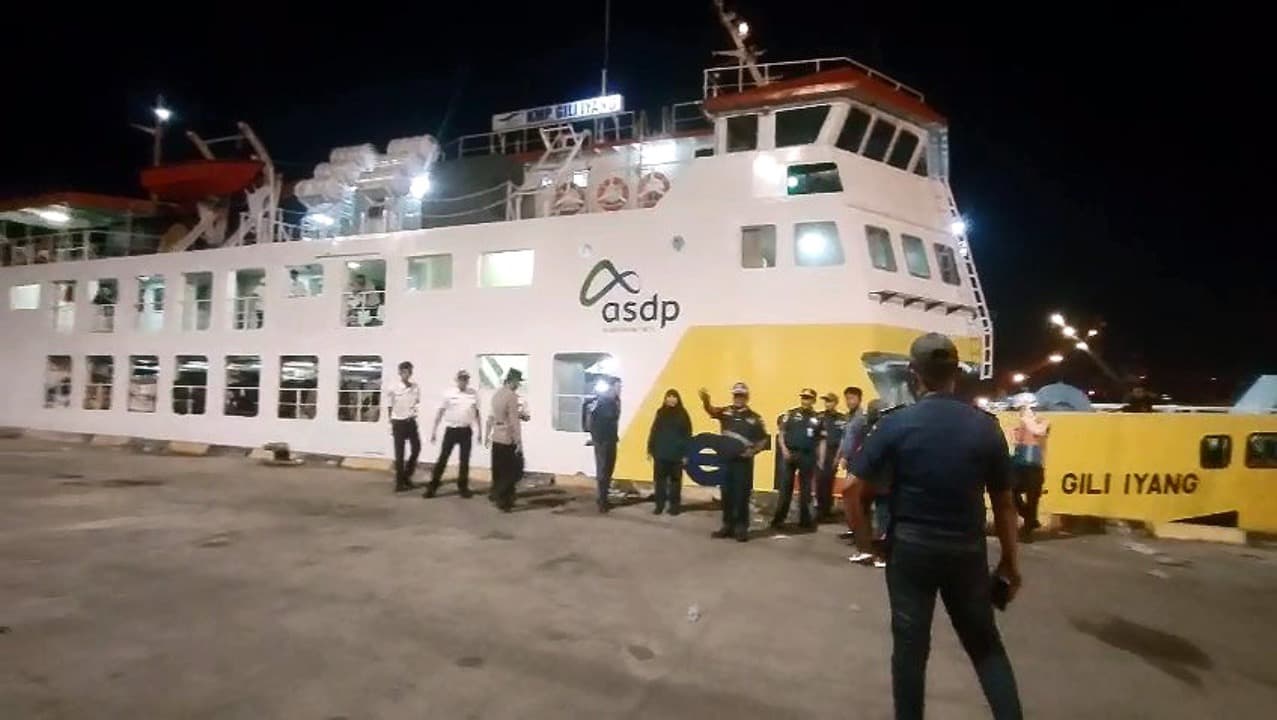 Kapal Gili Iyang Terbakar di Perairan Karang Jamuang