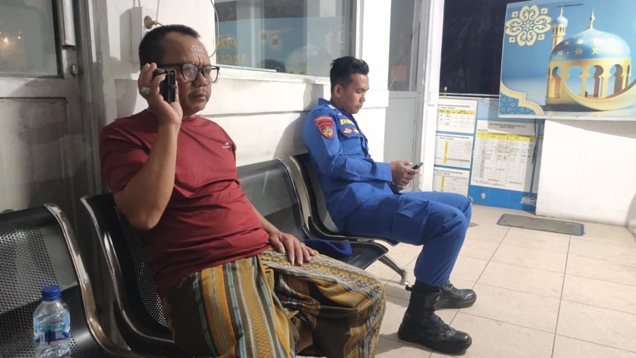 Keluarga Cemas Tunggu Kedatangan Penumpang KM Gili Iyang