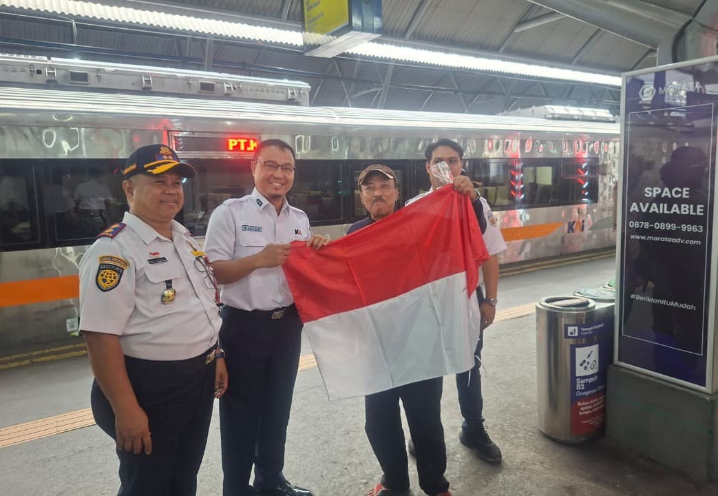 Dishub Jatim Sebar Ratusan Bendera Merah Putih di Stasiun Gubeng
