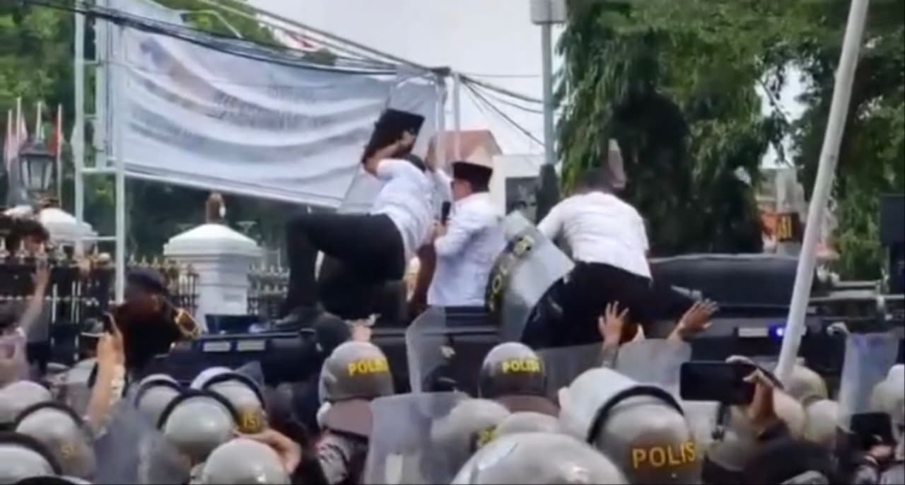 Gaya Komunikasi Memantik Api Bupati Pati