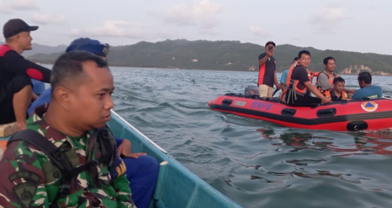 Perahu Sampan Terbalik di Teluk Pacitan, Tiga ABK Selamat