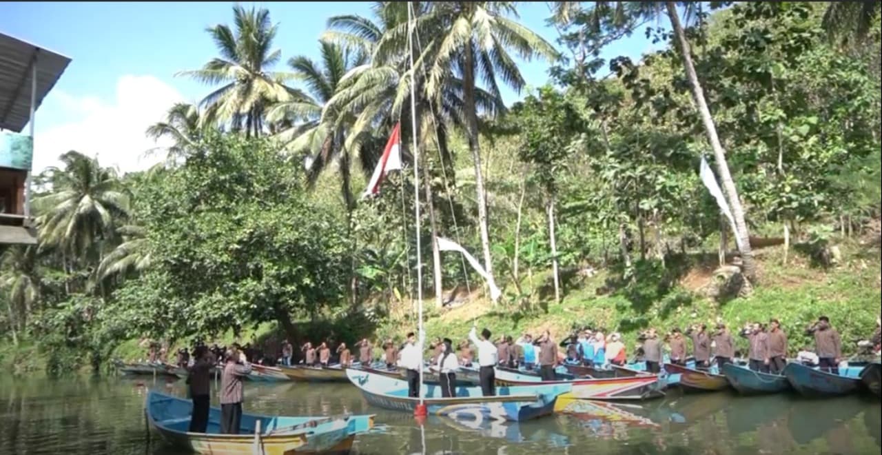 Unik! Warga Pacitan Gelar Upacara HUT ke-80 RI di Atas Sungai Maron