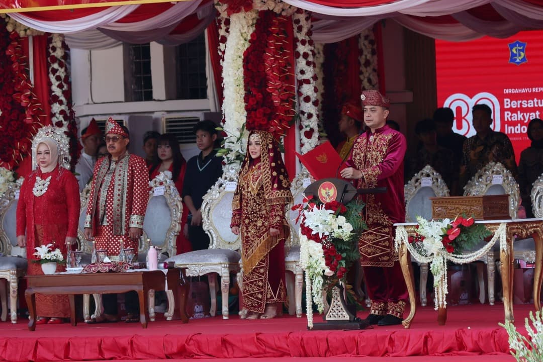 Upacara HUT ke-80 RI di Balai Kota Surabaya, Wali Kota Eri Beri Penghargaan ASN