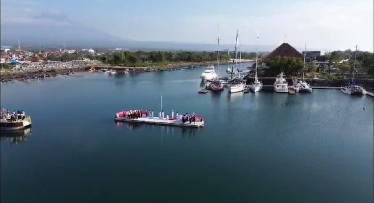 Unik, Puluhan Warga Gelar Upacara Pengibaran Bendera di Atas Dermaga Beton Apung di Banyuwangi