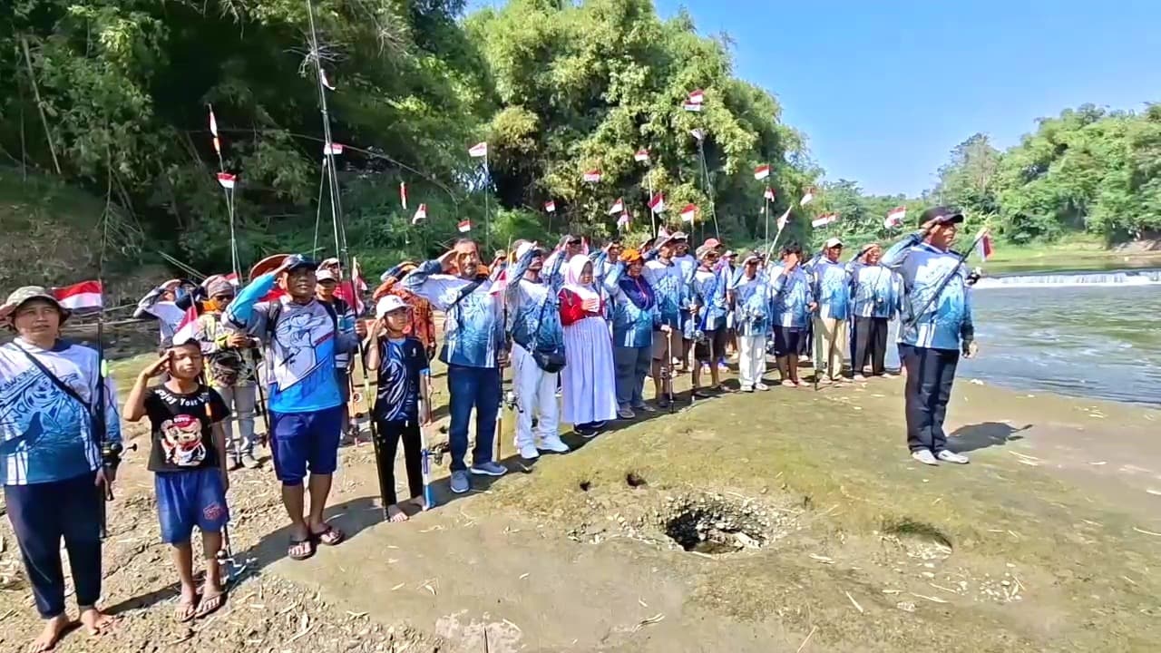 Pemancing Ngawi Gelar Upacara di Aliran Sungai Bengawan Madiun