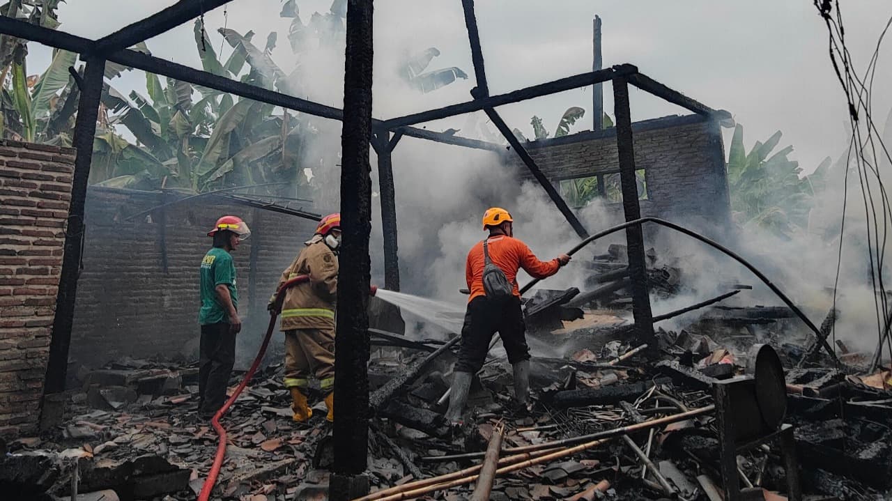 Api Lahap Gudang Barang Bekas di Wonoasri, Polisi Selidiki Penyebabnya