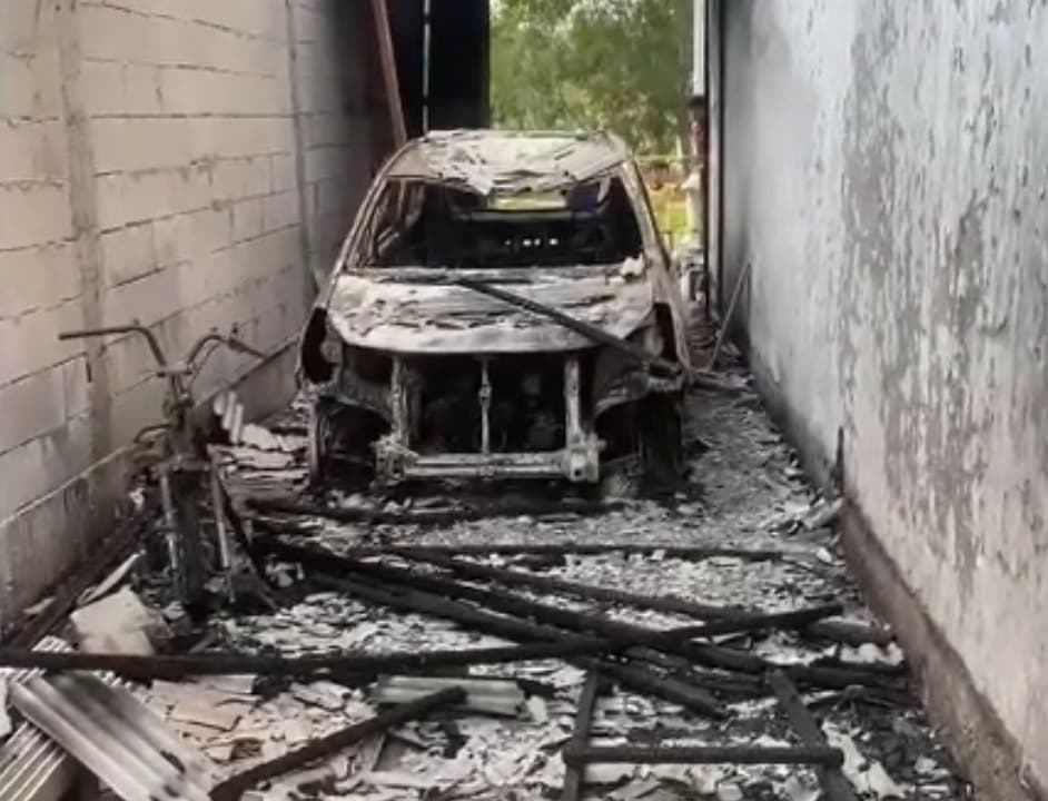 Asyik Tidur, Mobil dan Motor Dibakar OTK di Sampang