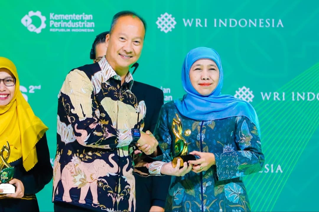 Jatim Peringkat Pertama Ekonomi Hijau, Gubernur Khofifah Terima Penghargaan dari Menperin RI