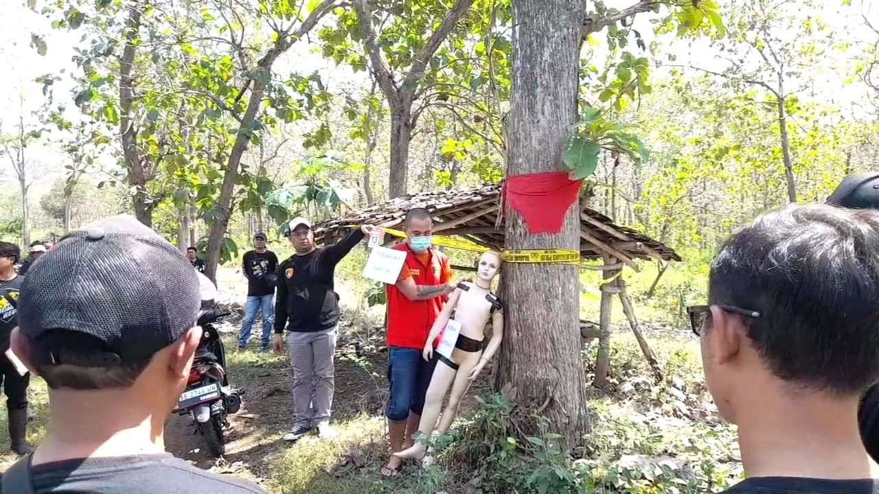 Adegan Rekonstruksi Pembunuhan di Alas Sampung, Pelaku Sempat Cium Jasad Istri