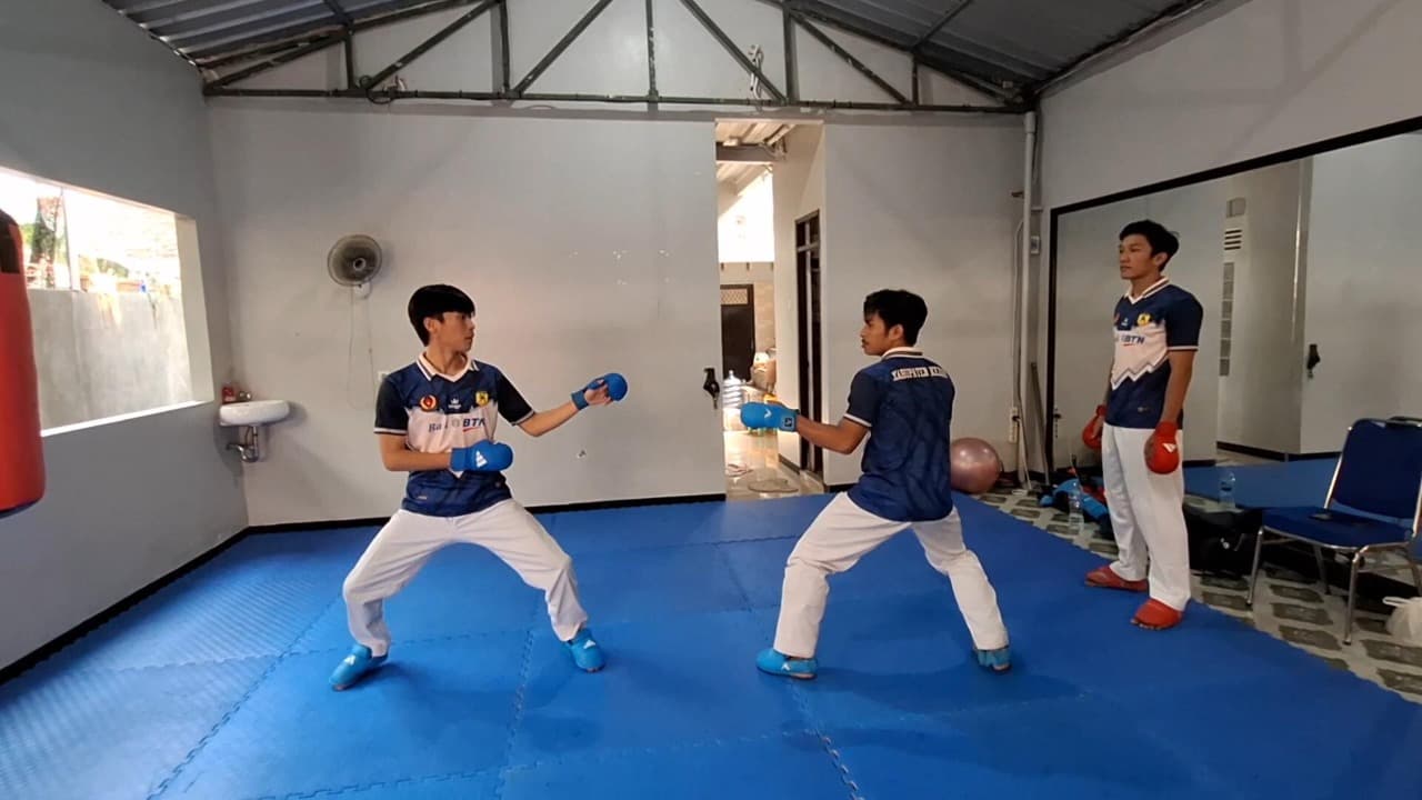 Atlet Karate Kediri, Randel Fredericky, Bersiap Hadapi Lawan Tangguh di Seri A WKF Malaysia