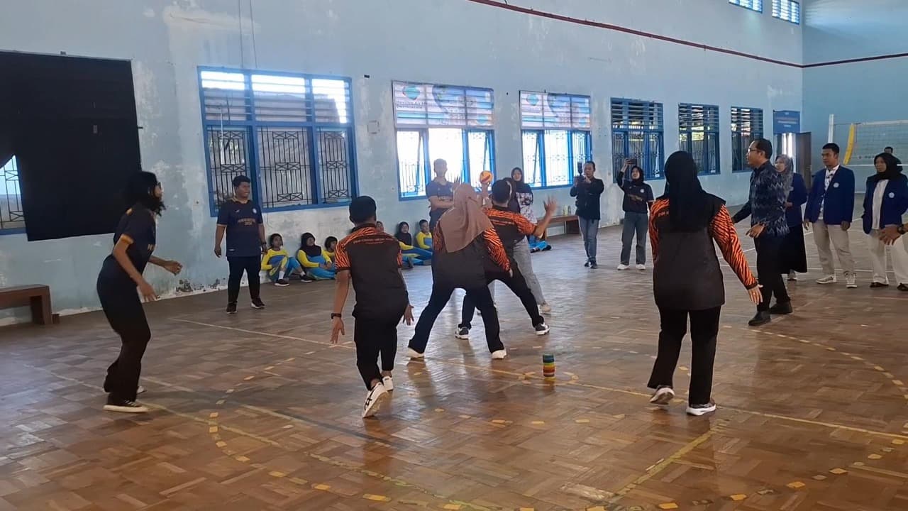 Dosen dan Mahasiswa Malaysia Belajar Permainan Tradisional di UNP Kediri